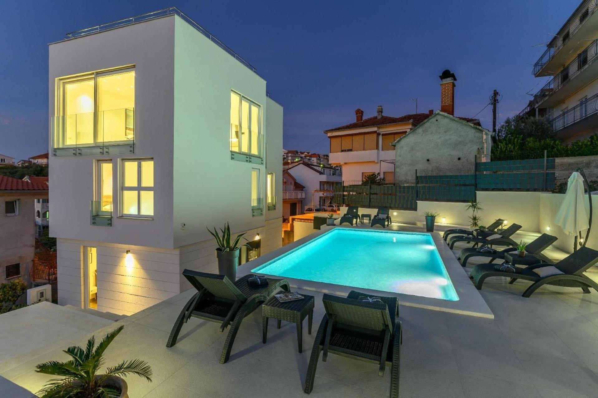 Mit Privatpool Fuer 8 Personen Ca 150 M In Trogir, Adriakueste Kroatien Und Umgebung *